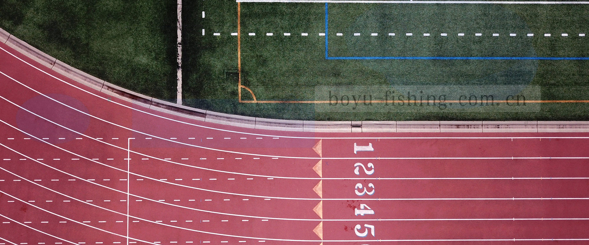 冰封的黑龙江江面远景，冰面裂纹延伸至远岸薄雾，整体呈低饱和冷调